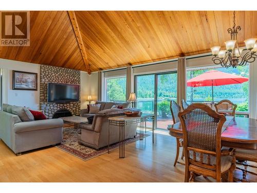 3918 Macgregor West  Road, Nelson, BC - Indoor Photo Showing Living Room