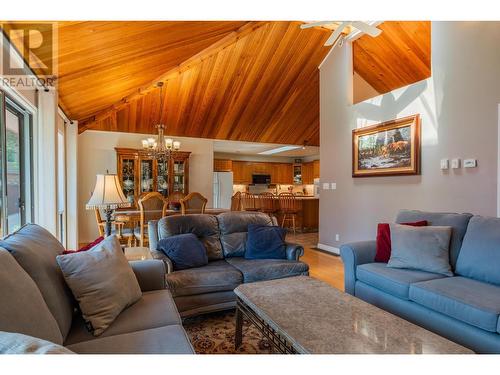 3918 Macgregor West  Road, Nelson, BC - Indoor Photo Showing Living Room