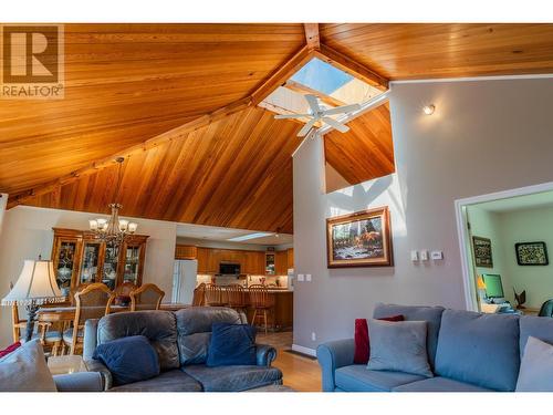 3918 Macgregor West  Road, Nelson, BC - Indoor Photo Showing Living Room