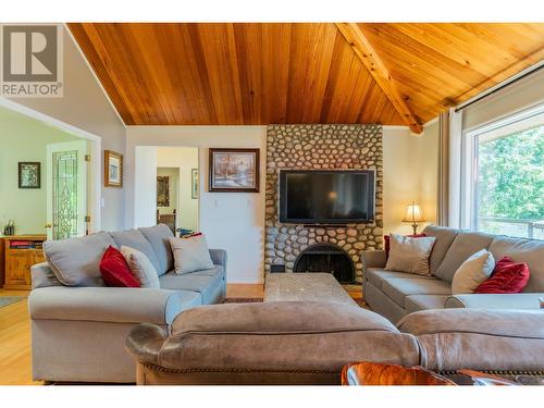 3918 Macgregor West  Road, Nelson, BC - Indoor Photo Showing Living Room