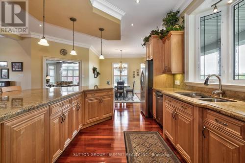 5431 Appleby Line, Burlington, ON - Indoor Photo Showing Kitchen With Double Sink