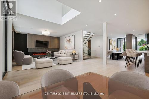 121 Cumberland Drive, Mississauga, ON - Indoor Photo Showing Living Room