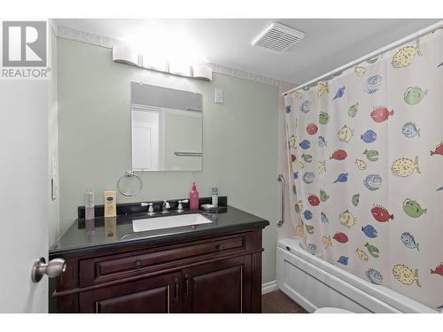 384 Klassen Road, Kelowna, BC - Indoor Photo Showing Bathroom