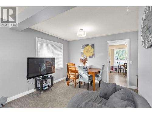 384 Klassen Road, Kelowna, BC - Indoor Photo Showing Living Room