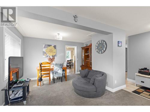 384 Klassen Road, Kelowna, BC - Indoor Photo Showing Living Room