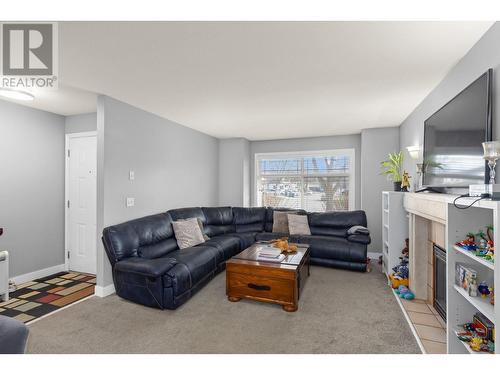 384 Klassen Road, Kelowna, BC - Indoor Photo Showing Living Room