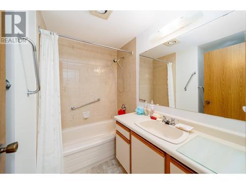 1055 Glenwood Avenue Unit# 101, Kelowna, BC - Indoor Photo Showing Bathroom