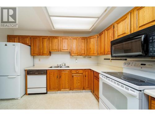 1055 Glenwood Avenue Unit# 101, Kelowna, BC - Indoor Photo Showing Kitchen With Double Sink