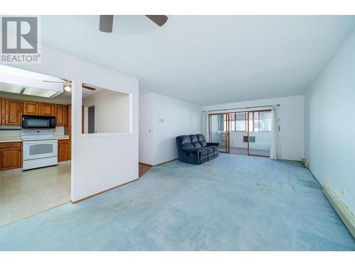 1055 Glenwood Avenue Unit# 101, Kelowna, BC - Indoor Photo Showing Kitchen