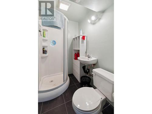 2828 Dumont  Crescent, Castlegar, BC - Indoor Photo Showing Bathroom