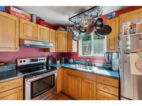 2828 Dumont Crescent, Castlegar, BC - Indoor Photo Showing Kitchen With Stainless Steel Kitchen With Double Sink