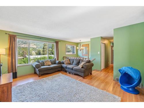 2828 Dumont Crescent, Castlegar, BC - Indoor Photo Showing Living Room