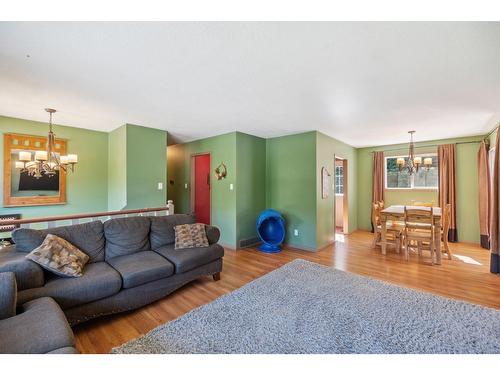 2828 Dumont Crescent, Castlegar, BC - Indoor Photo Showing Living Room