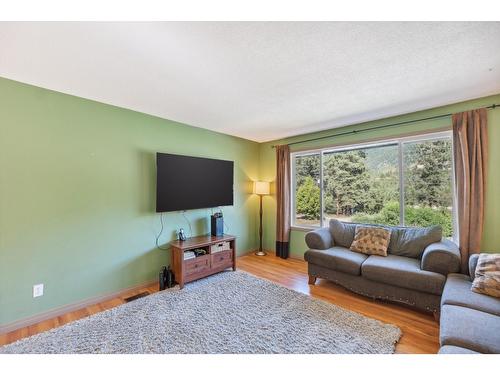 2828 Dumont Crescent, Castlegar, BC - Indoor Photo Showing Living Room