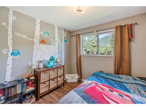 2828 Dumont Crescent, Castlegar, BC - Indoor Photo Showing Bedroom