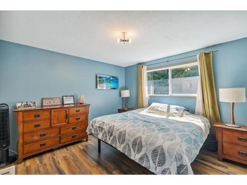 2828 Dumont Crescent, Castlegar, BC - Indoor Photo Showing Bedroom