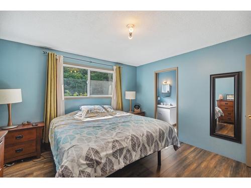 2828 Dumont Crescent, Castlegar, BC - Indoor Photo Showing Bedroom