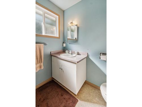 2828 Dumont Crescent, Castlegar, BC - Indoor Photo Showing Bathroom