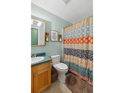 2828 Dumont Crescent, Castlegar, BC - Indoor Photo Showing Bathroom