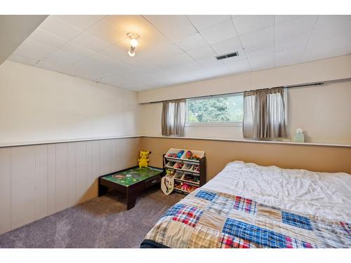 2828 Dumont Crescent, Castlegar, BC - Indoor Photo Showing Bedroom