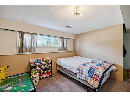 2828 Dumont Crescent, Castlegar, BC - Indoor Photo Showing Bedroom