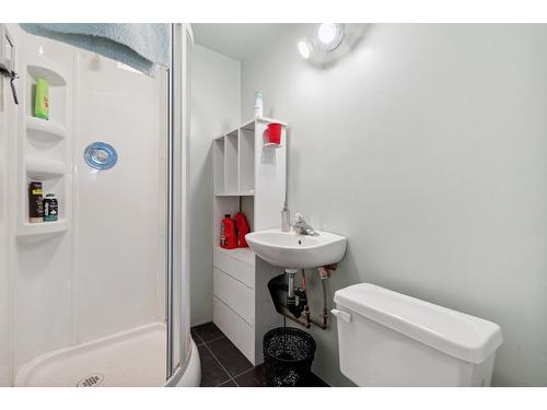 2828 Dumont Crescent, Castlegar, BC - Indoor Photo Showing Bathroom