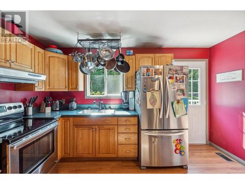 2828 Dumont  Crescent, Castlegar, BC - Indoor Photo Showing Kitchen