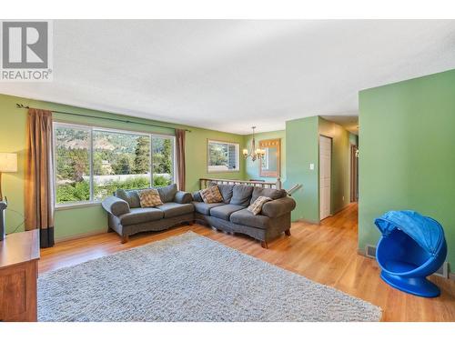 2828 Dumont  Crescent, Castlegar, BC - Indoor Photo Showing Living Room