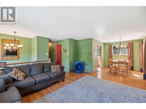 2828 Dumont  Crescent, Castlegar, BC - Indoor Photo Showing Living Room