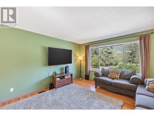 2828 Dumont  Crescent, Castlegar, BC - Indoor Photo Showing Living Room