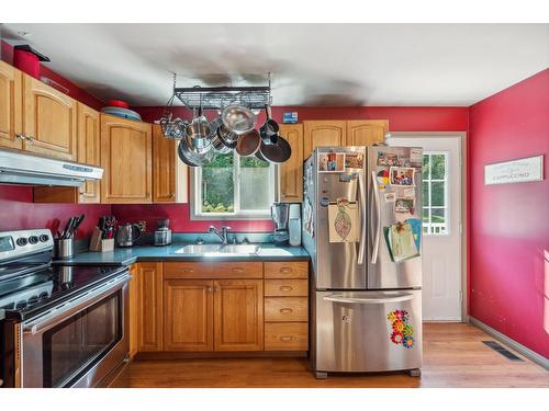 2828 Dumont Crescent, Castlegar, BC - Indoor Photo Showing Kitchen