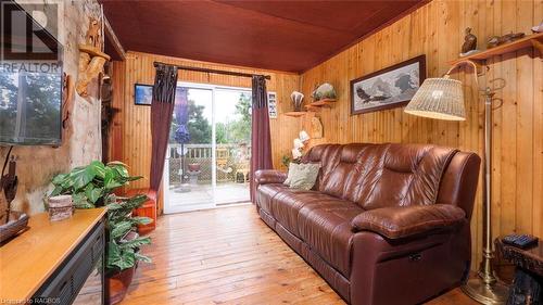 Full of character and charm! - 615 Stokes Bay Rd, North Bruce Peninsula, ON - Indoor Photo Showing Living Room