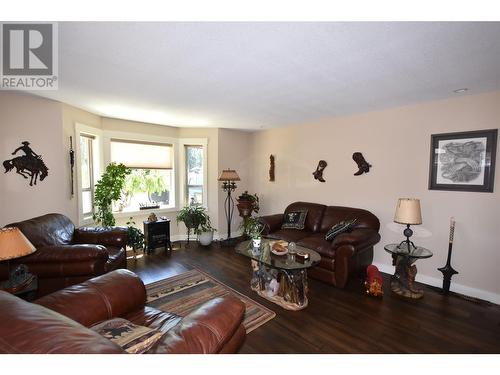 494 Kingfisher Avenue, Vernon, BC - Indoor Photo Showing Living Room