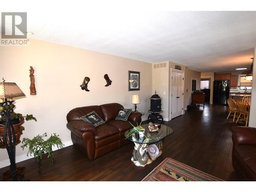 494 Kingfisher Avenue, Vernon, BC - Indoor Photo Showing Living Room