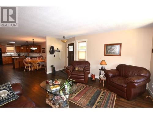 494 Kingfisher Avenue, Vernon, BC - Indoor Photo Showing Living Room