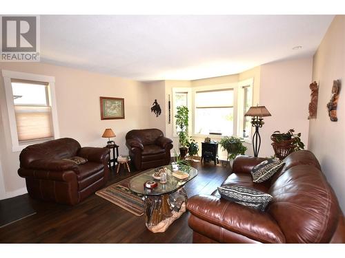 494 Kingfisher Avenue, Vernon, BC - Indoor Photo Showing Living Room