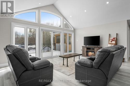 70 Maritime Road, Kawartha Lakes, ON - Indoor Photo Showing Living Room