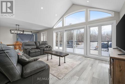 70 Maritime Road, Kawartha Lakes, ON - Indoor Photo Showing Living Room