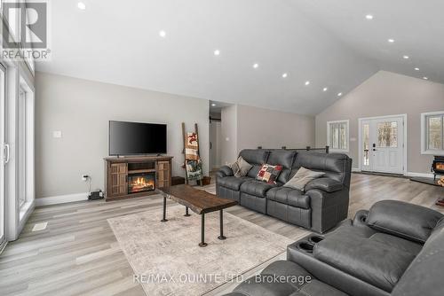 70 Maritime Road, Kawartha Lakes, ON - Indoor Photo Showing Living Room