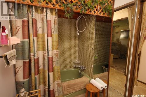 241 31St Street W, Battleford, SK - Indoor Photo Showing Bathroom