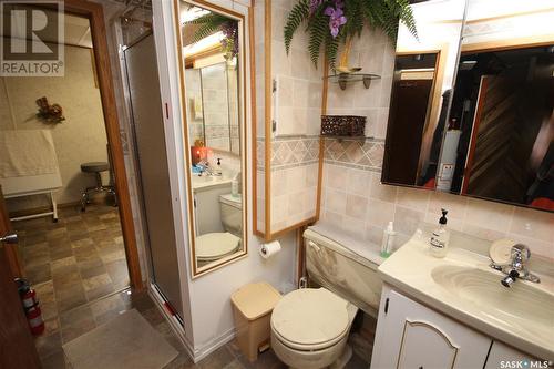 241 31St Street W, Battleford, SK - Indoor Photo Showing Bathroom