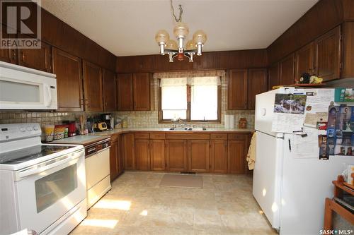 241 31St Street W, Battleford, SK - Indoor Photo Showing Kitchen With Double Sink