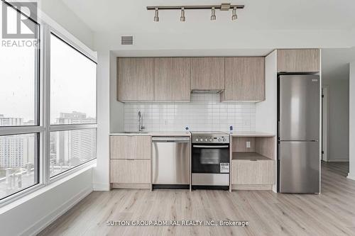 1308 - 395 Bloor Street E, Toronto (North St. James Town), ON - Indoor Photo Showing Kitchen With Upgraded Kitchen