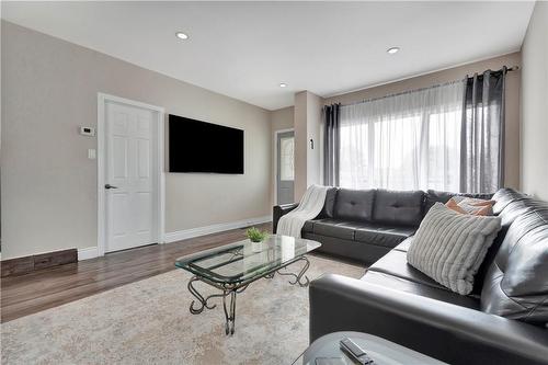 334 Templemead Drive, Hamilton, ON - Indoor Photo Showing Living Room