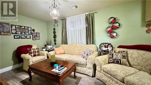 460 Maple Avenue, Pembroke, ON - Indoor Photo Showing Living Room