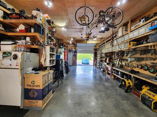 Garage - 1864 Ch. Lakeshore, Clarenceville, QC - Indoor Photo Showing Garage