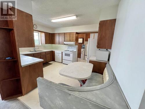 3360 Richland Close Road, Quesnel, BC - Indoor Photo Showing Kitchen With Double Sink