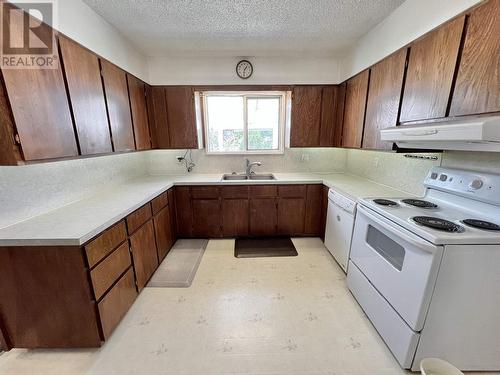 3360 Richland Close Road, Quesnel, BC - Indoor Photo Showing Kitchen With Double Sink