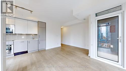 910 - 17 Dundonald Street, Toronto (Church-Yonge Corridor), ON - Indoor Photo Showing Kitchen