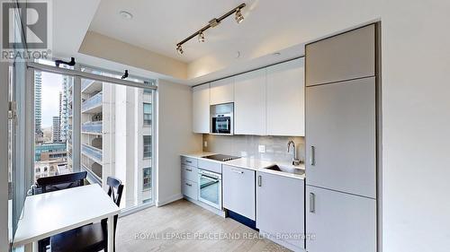 910 - 17 Dundonald Street, Toronto (Church-Yonge Corridor), ON - Indoor Photo Showing Kitchen